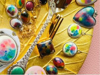 七宝焼作品の完成例です。約800度の電気炉で焼成します。出来上がった作品はその日にお持ち帰りいただけます。