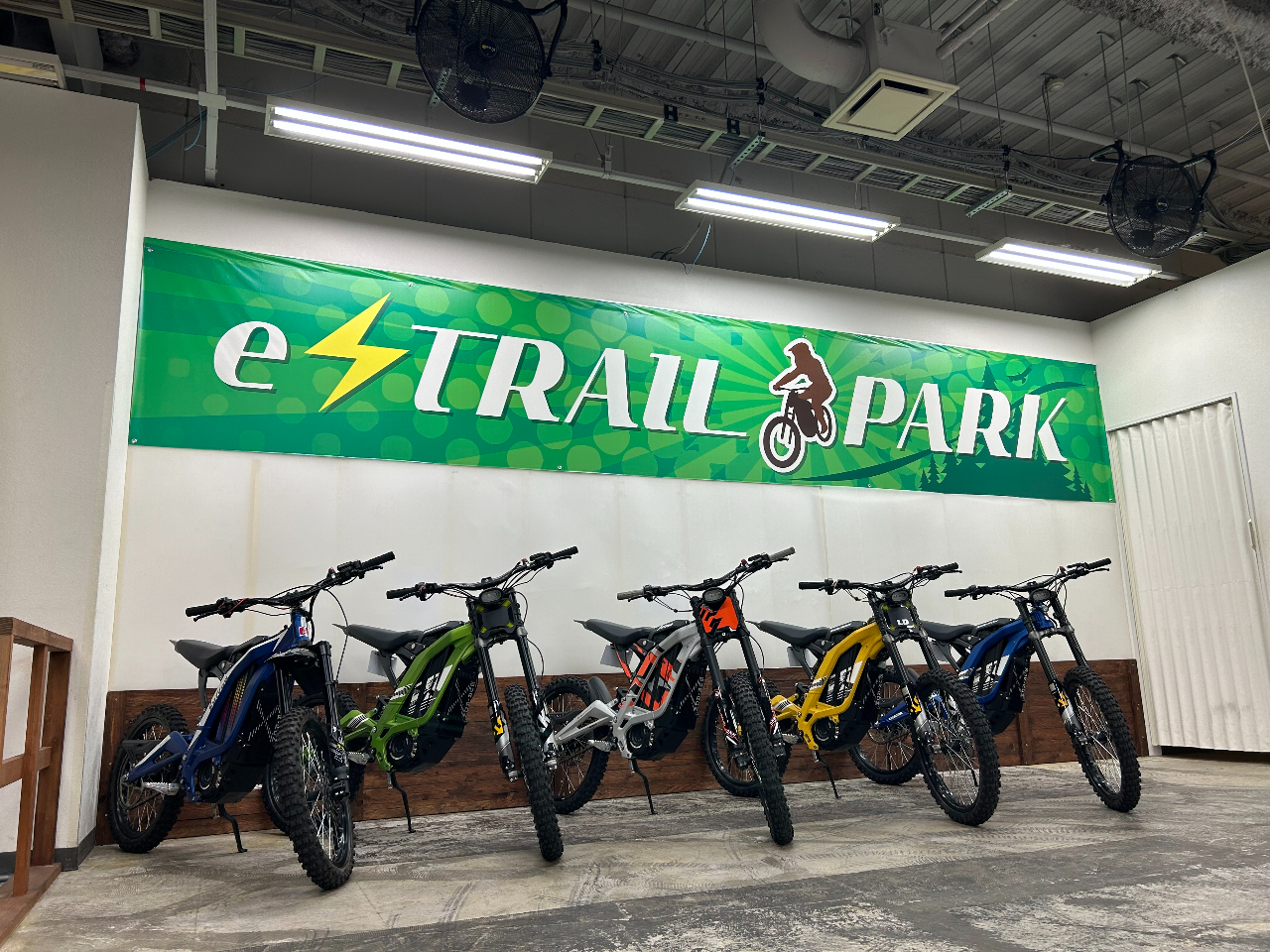 写真スポット2 明るい照明の下でバナーをバックに撮りましょう!