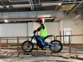 アクセル操作が出来ればバイク初挑戦でも乗れるようになりますよ〜