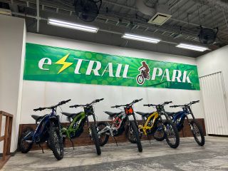 写真スポット2 明るい照明の下でバナーをバックに撮りましょう!