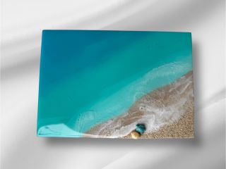 奄美の海 優しい波ときれいなブルーのグラデーションちょこんと乗せたカメが魅力的な作品です