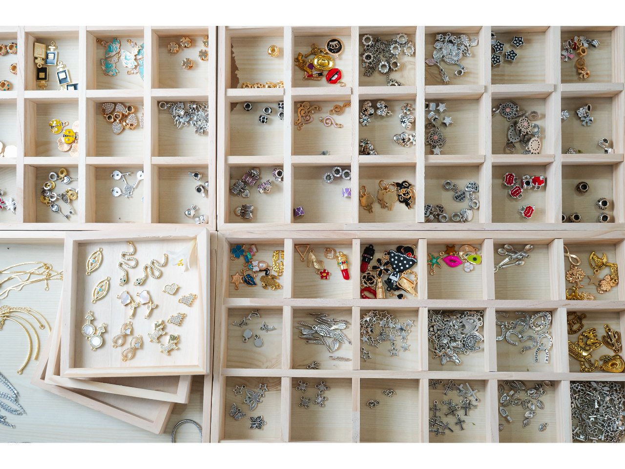 チャームの種類は200種類以上!!世界で一つのブレスレットをつくりましょう♪