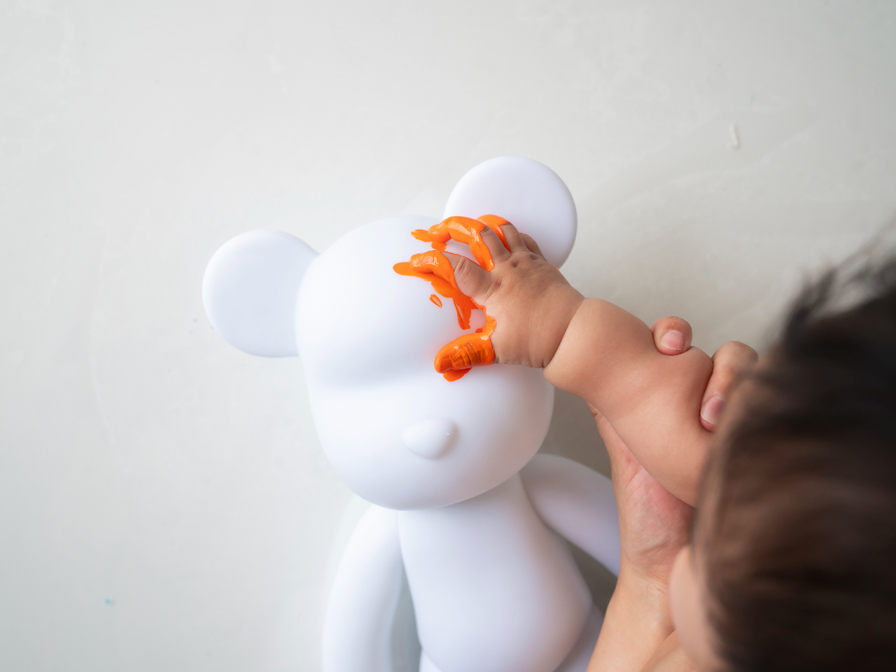 真っ白なくまに手形をペタ♪