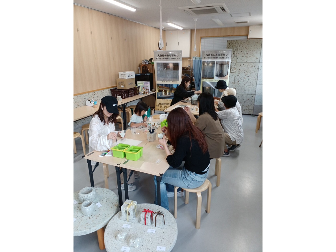 クラフト体験中の様子です♪大人もお子さまも夢中に!☆彡