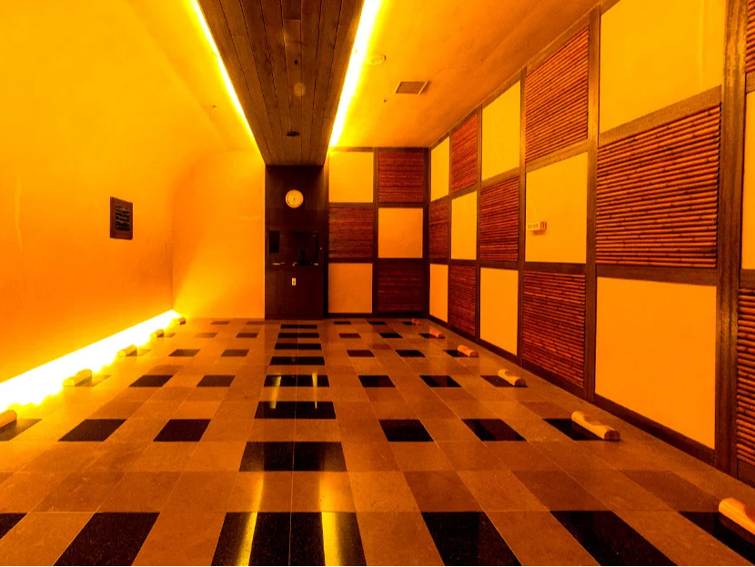 黄土房/壁に使用している黄土と床に使用している麦飯石から遠赤外線を放射。発汗作用により、体内の老廃物を排泄します。