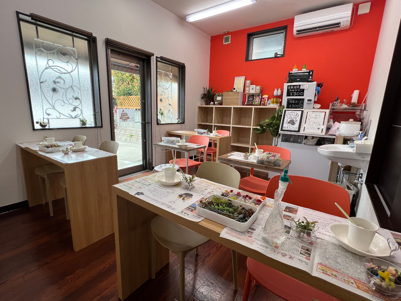 教室スタイルでのワークショップ。一度に8名様までご参加いただけます。もちろん、おひとり様も大歓迎!教室配置のみ変更になります。