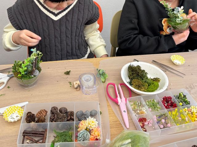 お好きな材料、お好きな器を選んでいただく自由度の高いワークショップです。工作が初めてでもとても簡単に素敵なお庭が完成します。