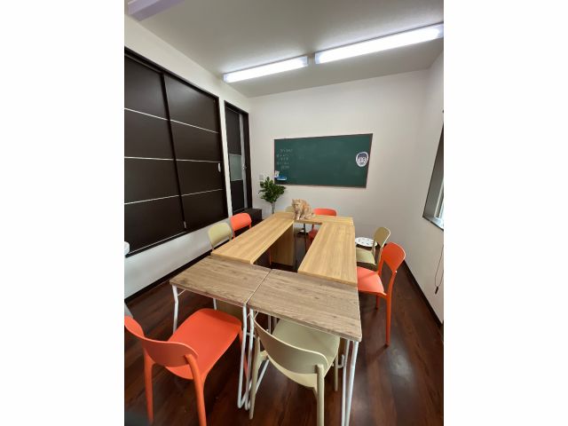 教室配置は様々、グループでのご参加の場合はこの様な形も可能です。猫もいるかもしれません。