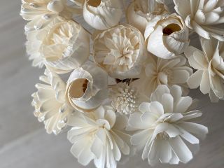 sola flower ソラフラワーは東南アジア原産のソラの木の皮から作られる自然素材の花です。環境に優しいサステナブルな素材として注目されています。