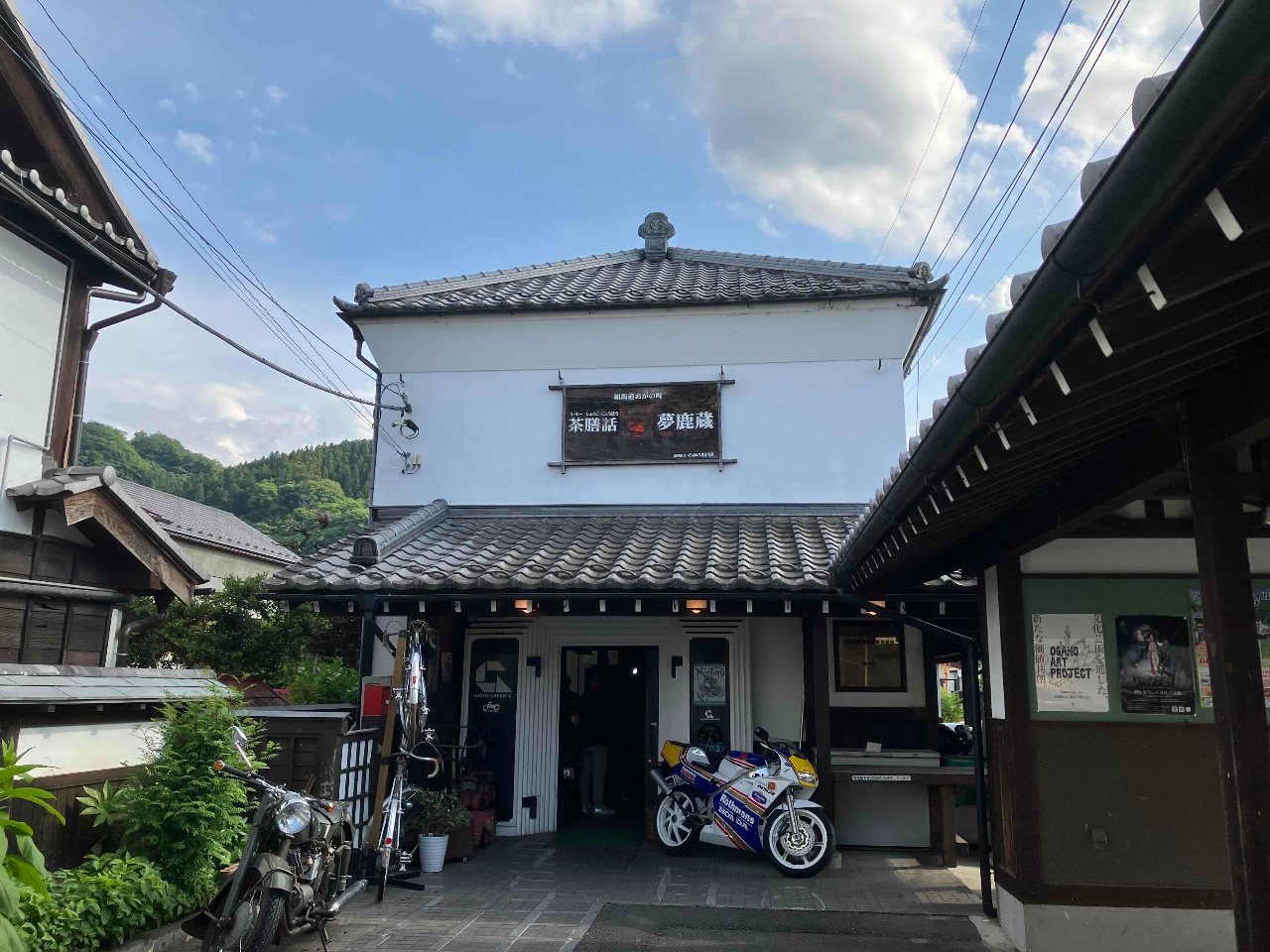 ��s�̑������������J�t�F�Ńf�U�[�g�^�C��