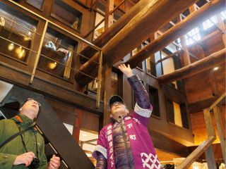 江戸時代や明治時代に建てられた町家に入り、小屋組みなどを見学します。