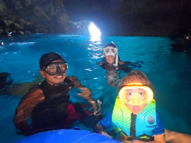 青の洞窟内に到着したら、記念撮影。自然の神秘が織り成す美しい「青」に息を飲む瞬間です。