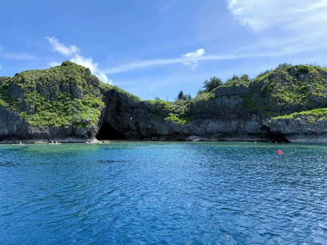 ボートから見た青の洞窟...が美しすぎる。ジャングリアもあるけど、正に本物のジュラシックパークはこっち?!ワクワクが止まらない!!
