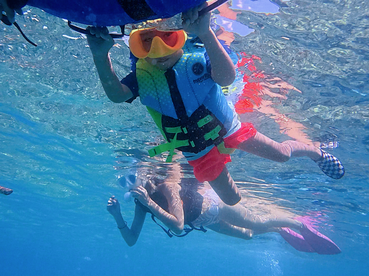 慣れてきたらフロートからおりてシュノーケル体験。箱メガネもありますので泳ぎに慣れないお子様みなさんで感動を共有できますよ!