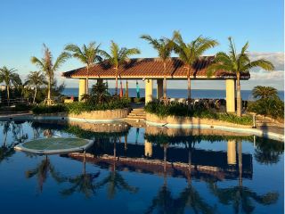 沖縄ブルーに囲まれたリゾート空間でのハンモックヨガ体験