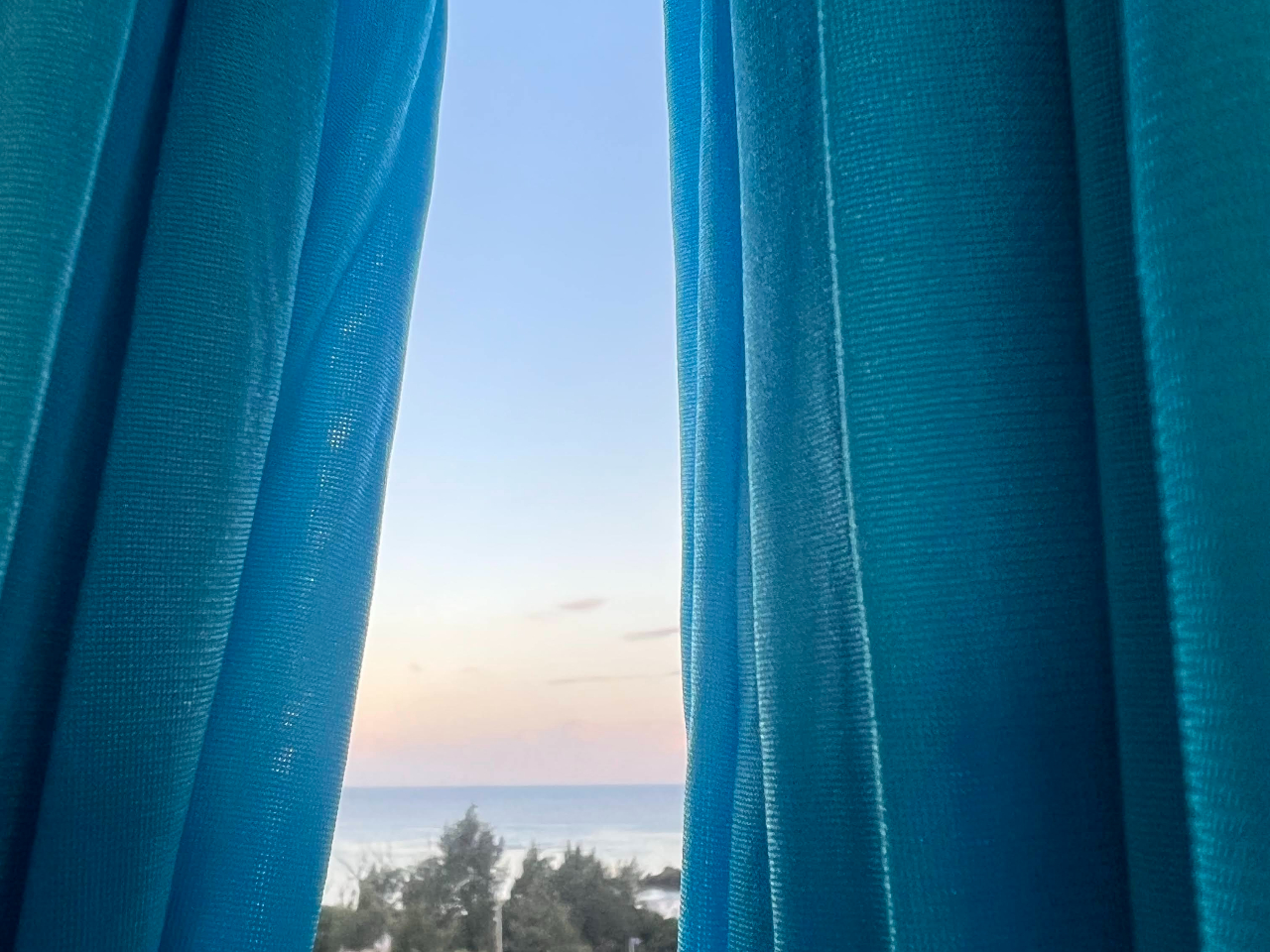 ハンモック内からは沖縄の青い海と空を眺められます