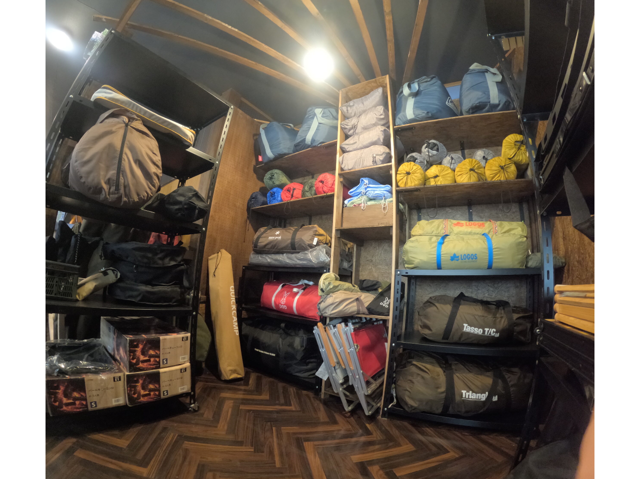 【管理棟】テントは先着順で5種類からお選びいただけます♪初心者の方が組み立てやすいオーソドックスなテントをご用意しています。