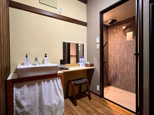 【管理棟(シャワールーム)】建物内にあり安心♪落ち着いた雰囲気でご自宅のお風呂と同じようにご利用いただけます。鏡やお手洗いもあり使いやすい設備です。