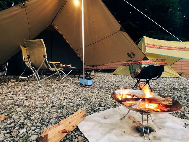 夜には焚き火もおすすめ。もちろんレンタル可能です♪