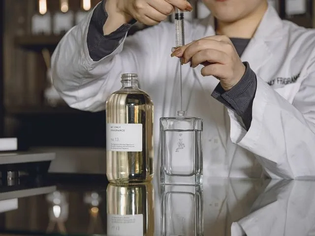 数十種の香料からお客さまの好みに合わせて香りを選び、フレグランスアドバイザーと対話しながら、目の前で香りを調合していきます。