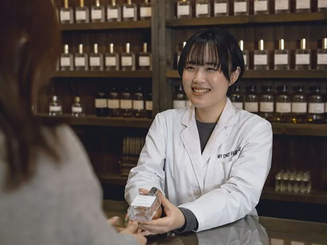 産寧坂店は歴史ある町家の趣を活かした落ち着きある空間デザインで、ごゆっくり体験をお楽しみいただけます。