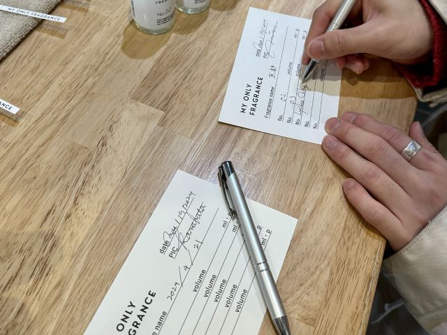 経験豊富なフレグランスアドバイザーが好みや個性を丁寧にヒアリング。 専属でアドバイスし理想の香りを一緒に作り上げていきます。