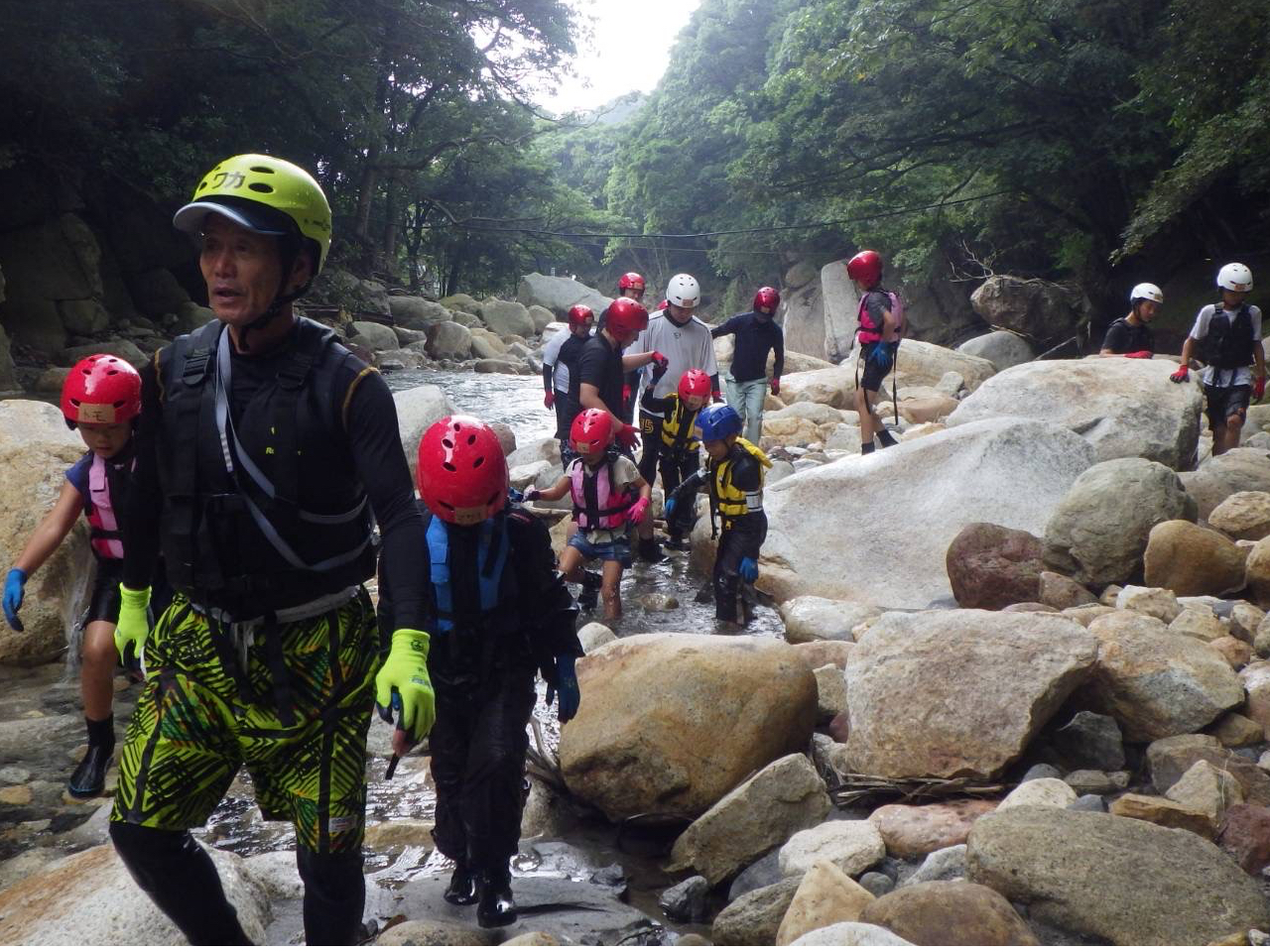 川をジャブジャブ歩きます♪