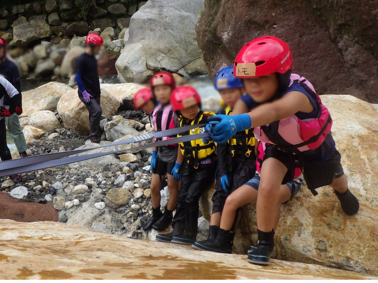 ロープを上手に使って登ります