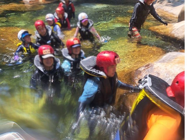 川はプールと違ってとても冷たくて気持ち良いです♪