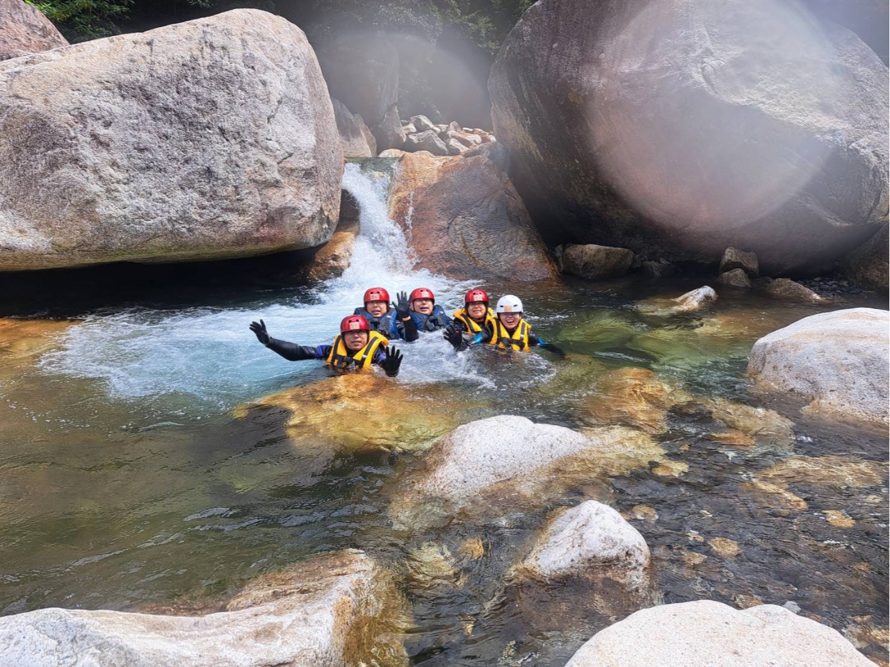 エメラルドグリーンの清流で目一杯遊んでみましょう♪
小学1年生から体験出来ます!
大自然の中で心身ともにリフレッシュ♪