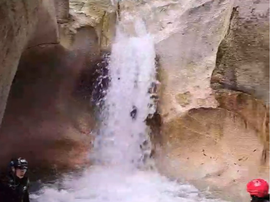 滝の裏側にも行けます^^