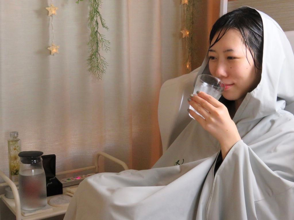 ハーブエキスを抽出しながら水素を発生できる次世代美容機器に座ってもらってたっぷり汗をかいてもらいます。