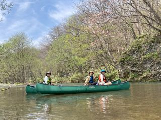 ウイルダネスな水辺でのカナディアンカヌーイングを楽しみましょう。時間を忘れられるそんなフィールドをご案内いたします!