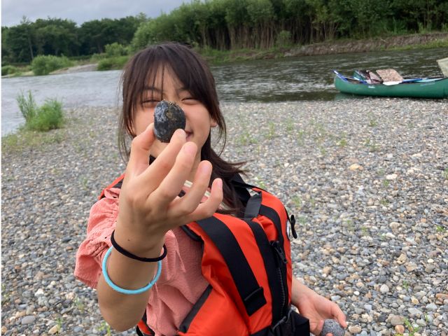 途中の中州での「十勝名物宝石探し体験」! こんな宝石の原石をGETしてくださいね♪ 答えは・・・パワーストーンのオブシディアンです。別名「十勝石」。