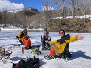 スノーシューで歩き疲れたら結氷した氷上でのティータイムで十勝スイーツを楽しみましょう! アイスばぶるも見れるかも・・?