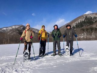 国立公園の日高山脈の麓で自然豊かな雪原や森をスノーハイキングしましょう! 様々なワイルドな動物たちの痕跡を解説します。