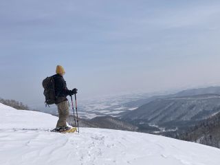 稜線まで出るとが安価には十勝平野と大雪の山々が一望でき抜群のロケーションです!晴れてれば・・・(笑)