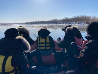 川辺には大きな蓮氷がたくさん流れてシャリシャリしながら、しばれた日はダイヤモンドダスト、フロストフラワーなども鑑賞できる日があります♪