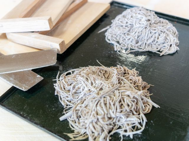富士家の蕎麦打ち体験では、自分で打った麺をお召し上がり頂きます。作り終わった麺を参加者の皆様で見比べながら、違いをお楽しみください。