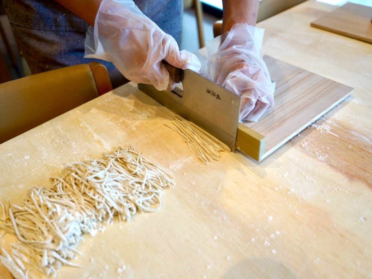 蕎麦打ち体験は「スピード」と「丁寧さ」が鍵になります。コシのある、千切れない麺を作るために、一つ一つの作業を丁寧に行っていきましょう。