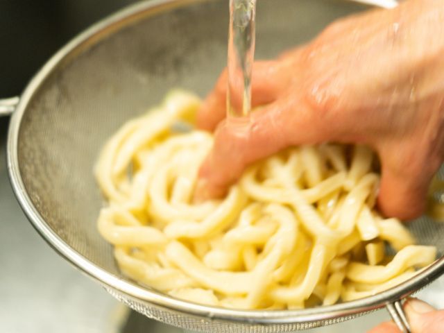 自分で作った吉田のうどんをその場でお召し上がり頂きます。山梨ならではの食文化体験をお楽しみください。