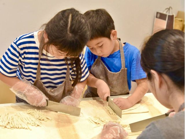 体験教室では、料理経験が全くない方やお子様でも楽しんでいただけるような流れになっております。当店のスタッフが最後までサポートいたします。