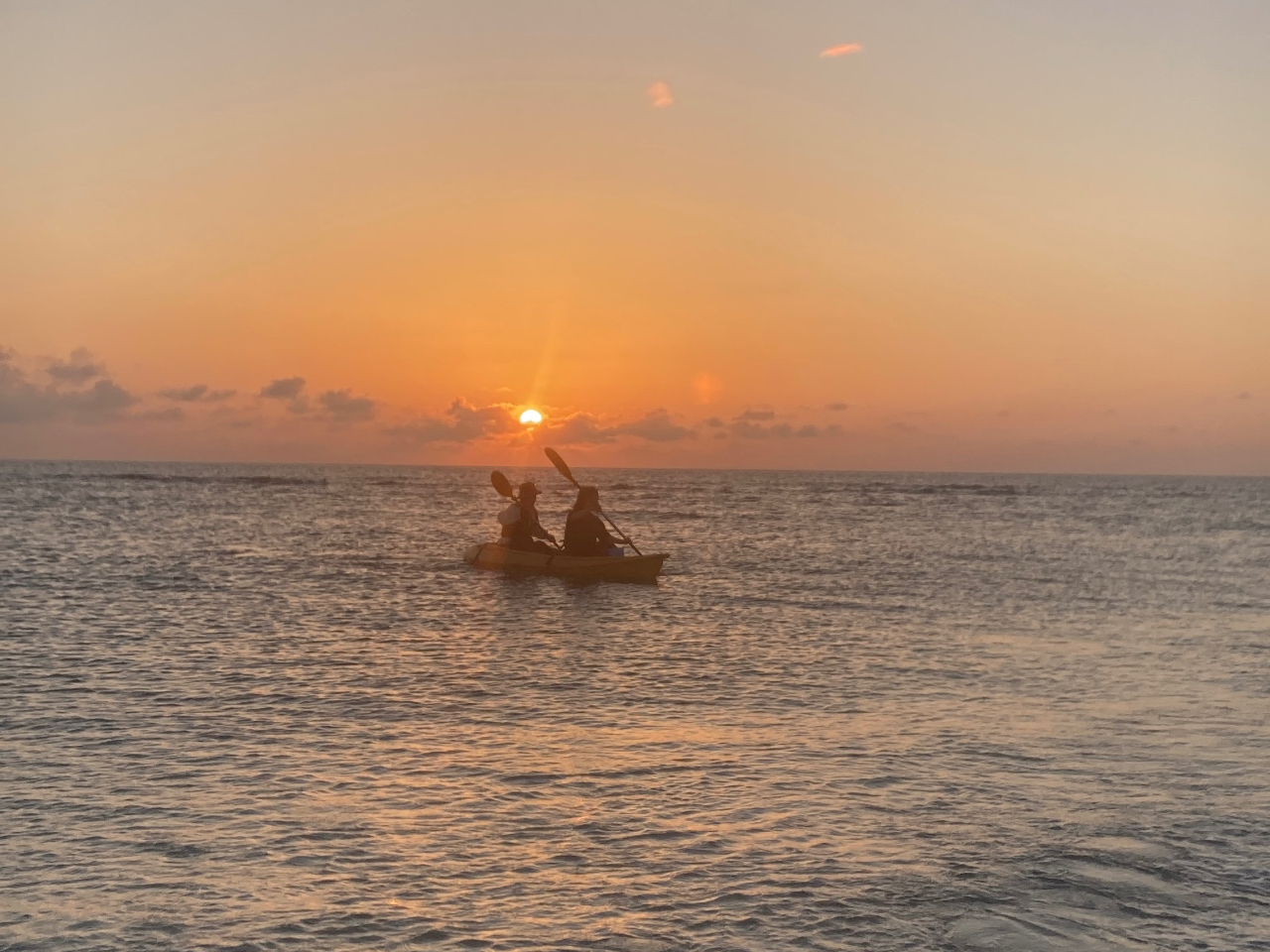 zwɐÂɃJbN𑆂ʂȎԁBPaddling a kayak with the sunrise behind you.Special Time