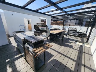 溶岩石ガスBBQグリル完備!大型ステンレス製キッチンとアウトドアダイニングスペース