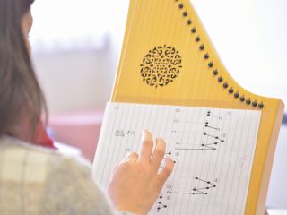 音楽知識不要♪どなたでもすぐに癒やしのメロディーを奏でられます。