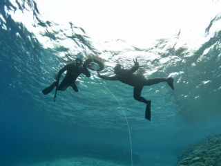 ガイドが浮き輪を持っていますので、泳ぎに不安がある方は捕まってOK!!