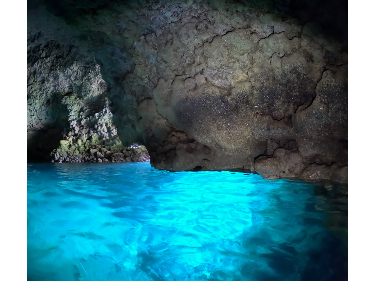 真栄田岬の周辺には、残波岬、座喜味城、おんなの駅、たくさんの沖縄観光名所があります!青の洞窟のあとは、沖縄県中部、国頭をドライブも最高です!