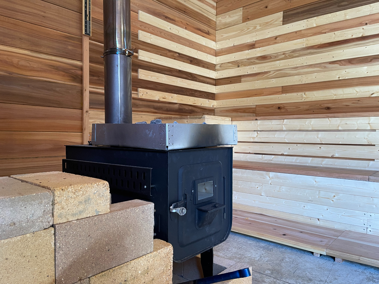 ���D�݂Őd�X�g�[�u�ɐd�𕰂ׂ���A�T�E�i�X�g�[���ɃA���}�E�H�[�^�[����������ƁA�v���C�x�[�g�T�E�i�Ȃ�ł͂̊y���ݕ��������R�I