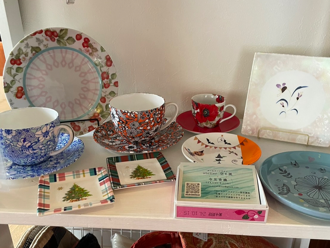 絵心のない初心者でも素敵なデザインのオリジナル食器が作れる「ポーセラーツ体験」1つの時間帯に1組だけのプライベート体験&レッスンでゆったりとお過ごしくださ♪