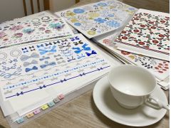 絵心のない初心者でも素敵なデザインを作るために不可欠な転写紙をたくさんご用意♪ポーセラーツでは、モノづくりだけではなくデザインを選ぶ楽しみを感じられます!